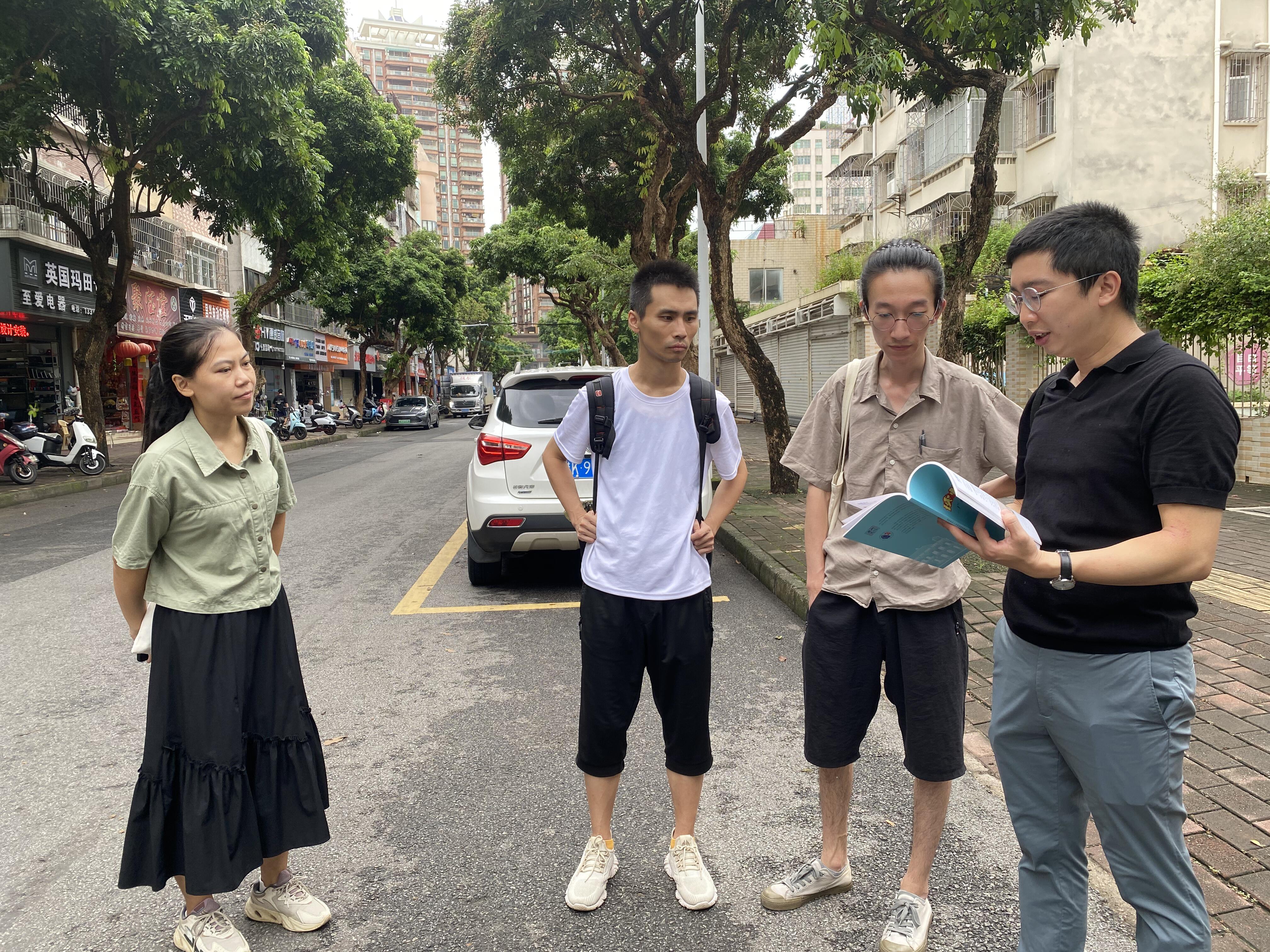 社区艺术与文化-文保组织调研-在街头交流.jpg